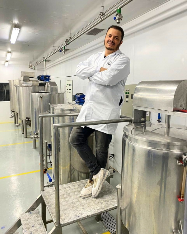Giba Júnior, diretor comercial da Plakton Cosméticos, em meio à linha de produção da empresa. A indústria de Rio Preto segue inovando e se adaptando às mudanças do mercado global.