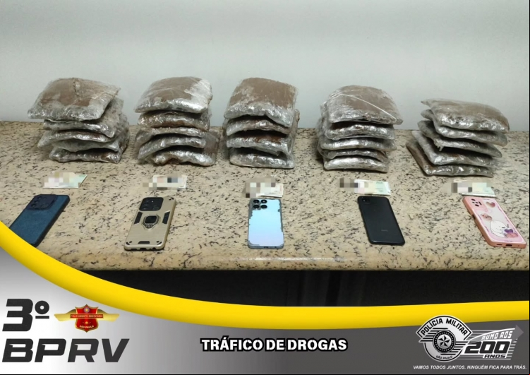 Policiais do 3º Batalhão de Polícia Rodoviária durante a Operação Impacto que resultou na prisão de cinco mulheres por tráfico de drogas em São José do Rio Preto. A droga estava presa ao corpo das ageiras de um ônibus interestadual.