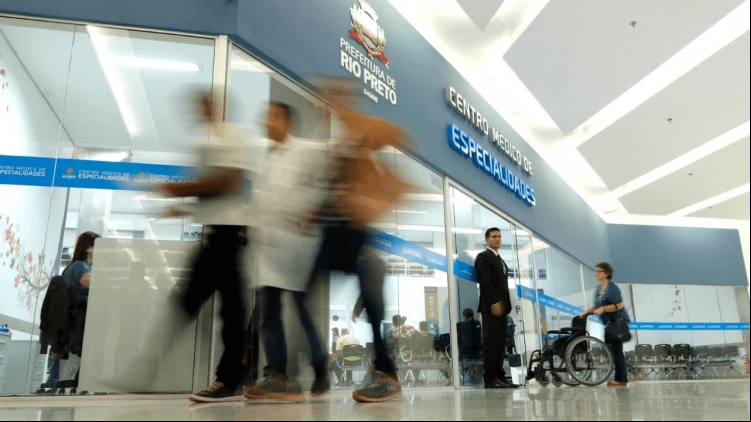 Movimentação intensa no Centro Médico de Especialidades de Rio Preto durante o mutirão de consultas e exames promovido pela Prefeitura para reduzir filas de espera e atender a população