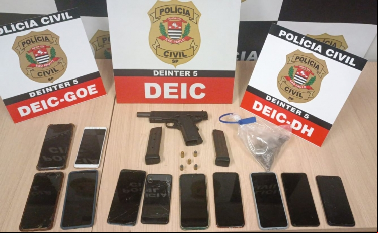 Objetos apreendidos durante a Operação Restauração: arma de fogo com numeração suprimida, munições, motocicleta adulterada, drogas e anotações ligadas a facções criminosas.