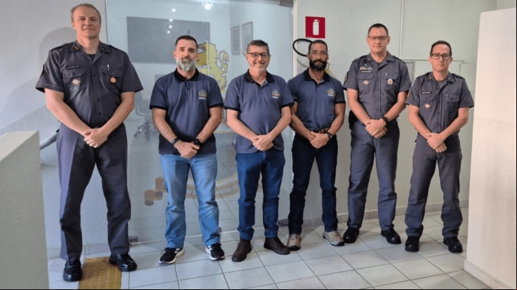 Representantes da GCM e da Polícia Militar durante reunião no 17º BPM/I, que definiu novas ações conjuntas para reforçar a segurança no Centro de Rio Preto.