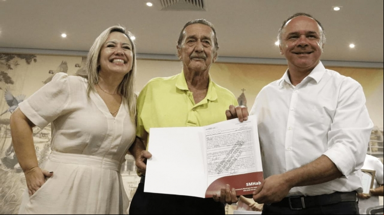 Famílias do Residencial São Pedro IV recebem os títulos de propriedade durante cerimônia no Paço Municipal, encerrando um processo iniciado há mais de duas décadas