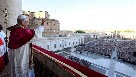 Fiéis celebram na Praça de São Pedro o anúncio de Leão XIV, o novo Papa eleito, sob a fumaça branca que marca o início de um novo pontificado.