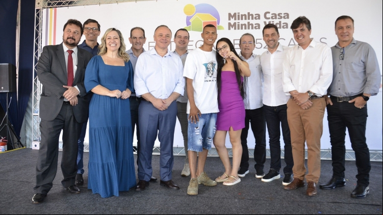 Prefeito Coronel Fábio Candido entrega as chaves das novas moradias do Residencial Bela Morada, ao lado do secretário Carlos Tomé e autoridades locais, celebrando o avanço habitacional em Rio Preto.