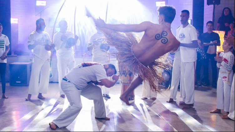Capoeiristas de várias regiões participam de roda aberta em São José do Rio Preto durante o Abadá Cultural, que celebra a capoeira como símbolo de resistência e inclusão.