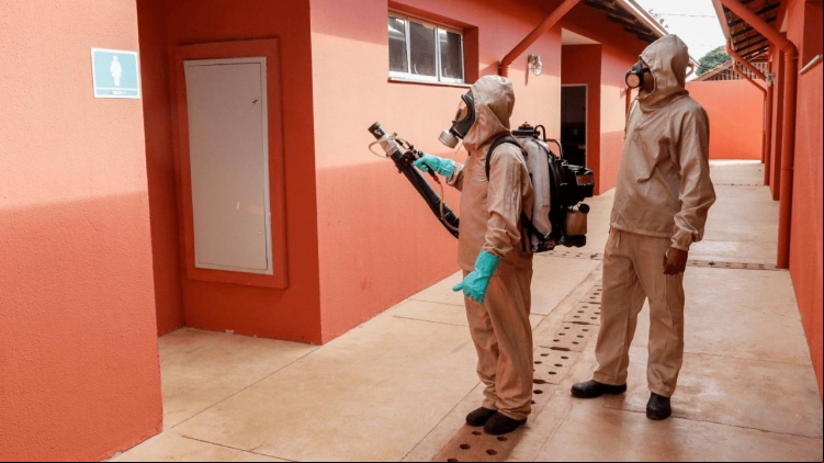 Agentes participam de treinamento prático sobre nebulização costal em Rio Preto, técnica usada para eliminar mosquitos adultos infectados pelo vírus da dengue.