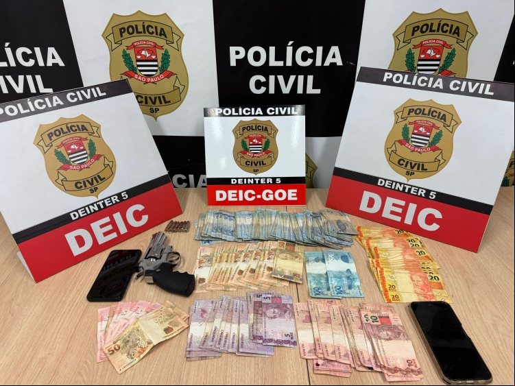 Material apreendido durante a operação do GOE em São José do Rio Preto: drogas, dinheiro e simulacro de arma de fogo.