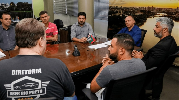 Prefeito Coronel Fábio Candido sanciona lei ao lado de representantes dos motoristas por aplicativo e autoridades municipais, ampliando para 15 anos a idade máxima dos veículos utilizados no transporte privado.