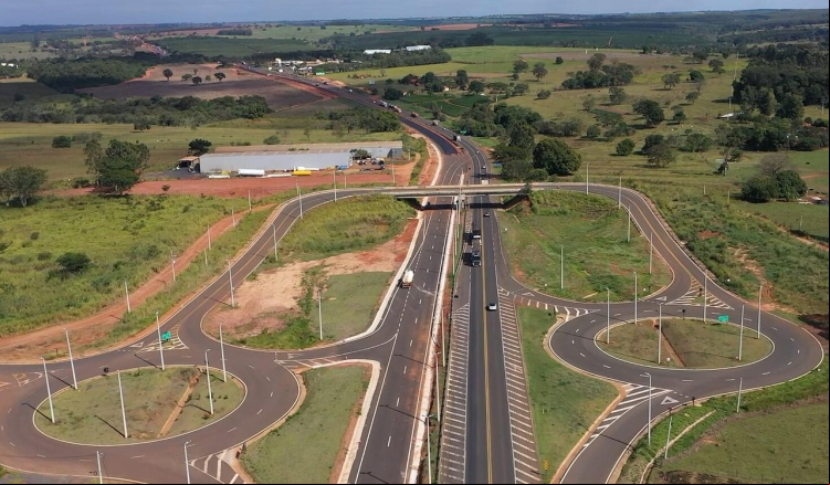Motoristas já podem trafegar pelos 24,9 km recém-duplicados da BR-153/SP, entre Bady Bassitt e José Bonifácio, trecho entregue nesta sexta-feira (16) pela Triunfo Transbrasiliana.