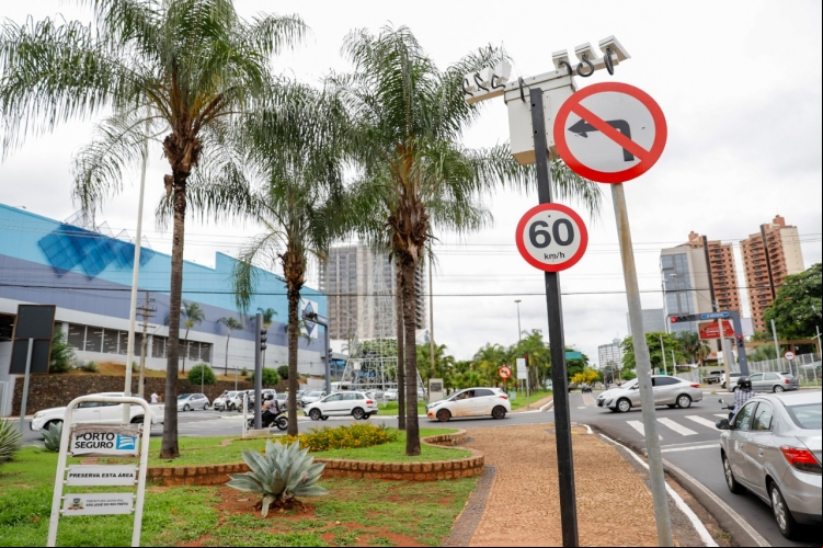 A partir do próximo dia 3, o radar instalado no cruzamento da avenida José Munia com a marginal Arthur Nonato vai ar a autuar motoristas e motociclistas que fizerem a conversão à esquerda – que é proibida pela sinalização.
