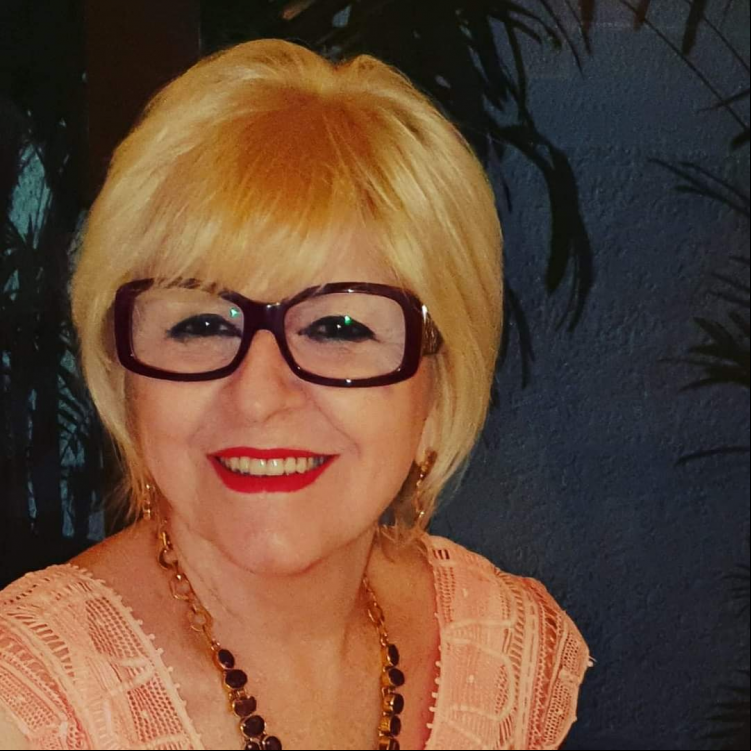 Professora, poeta, cronista,  advogada especialista em Direito do Consumidor,  Diretora do Sindicato dos Escritores de S.P. e membro da ComissÃ£o de Direito e Literatua da OAB Rio Preto