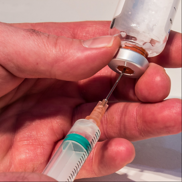 O horário será das 8h às 13h, para vacinação de rotina e de campanhas, como Gripe e Covid. Para se vacinar, é necessário apresentar documentos pessoais e carteira de vacinação