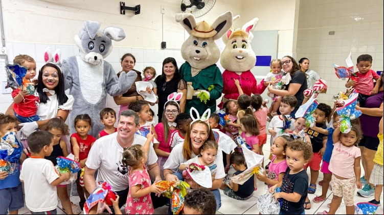 Crianças recebem ovos de chocolate com alegria durante entrega da campanha Páscoa Solidária, promovida pelo Fundo Social de São José do Rio Preto.