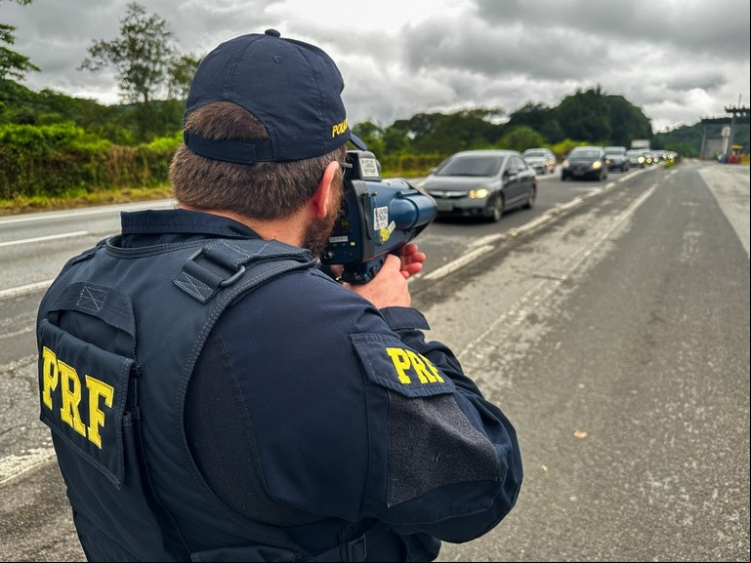 Fiscalização da PRF durante a Operação Semana Santa reforçou a segurança nas rodovias federais paulistas e orientou motoristas sobre práticas seguras no trânsito.