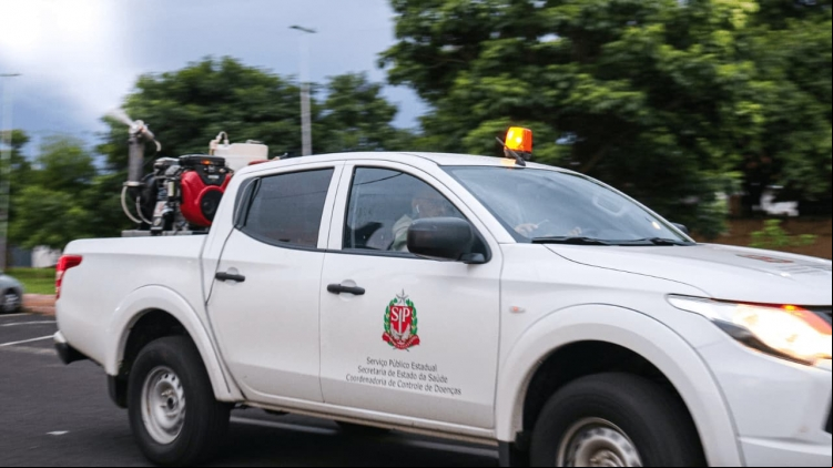 "Veículo de nebulização em ação, combatendo focos do mosquito Aedes aegypti e protegendo a saúde da comunidade. 