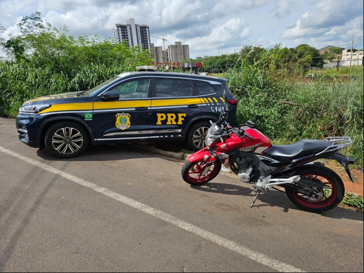 Motocicleta clonada apreendida pela PRF durante fiscalização na BR-153, em São José do Rio Preto — veículo original foi furtado em Caruaru-PE em 2022.