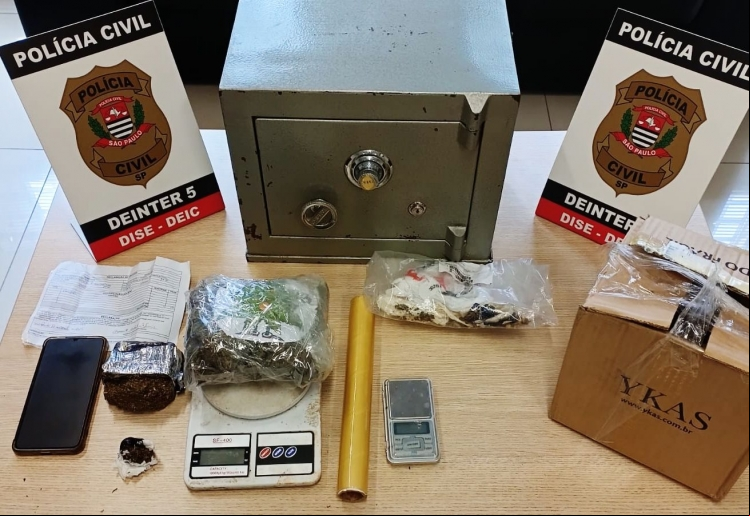 Droga apreendida pela DISE em Engenheiro Schmitt: flores de maconha com alto valor de mercado foram enviadas pelos Correios e recebidas por adolescente.