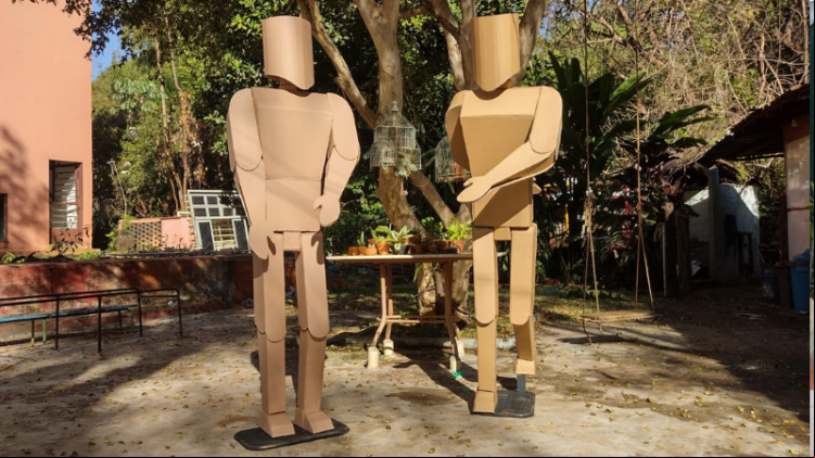 O Mercado Municipal de São José do Rio Preto recebe até o próximo domingo, 29 de outubro, a exposição ‘O Cidadão de Papel’, do artista visual Flávio Racy. O projeto consiste em cinco bonecos de tamanho equivalente ao do corpo humano, confeccionados em papelão.   