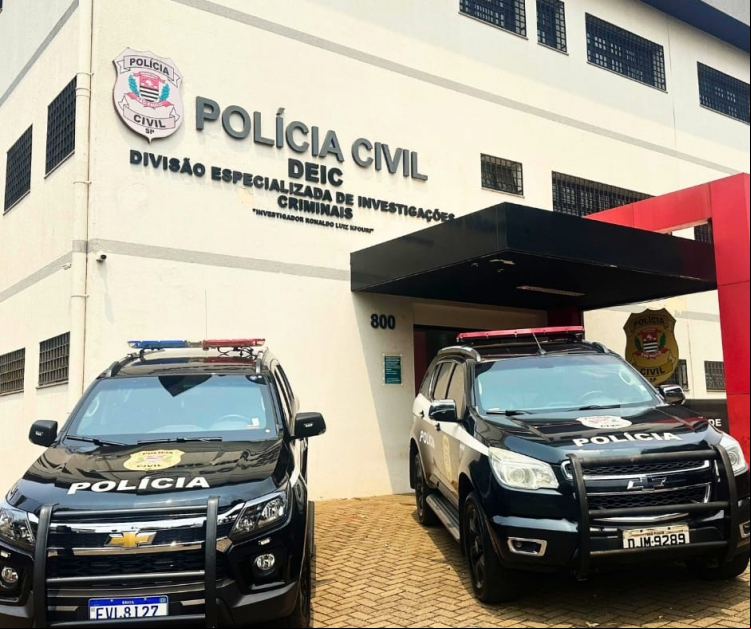  Homem de 45 anos é preso após ser flagrado em comportamento inadequado com a enteada durante live no Instagram. Imagens foram enviadas à polícia, que iniciou investigação.