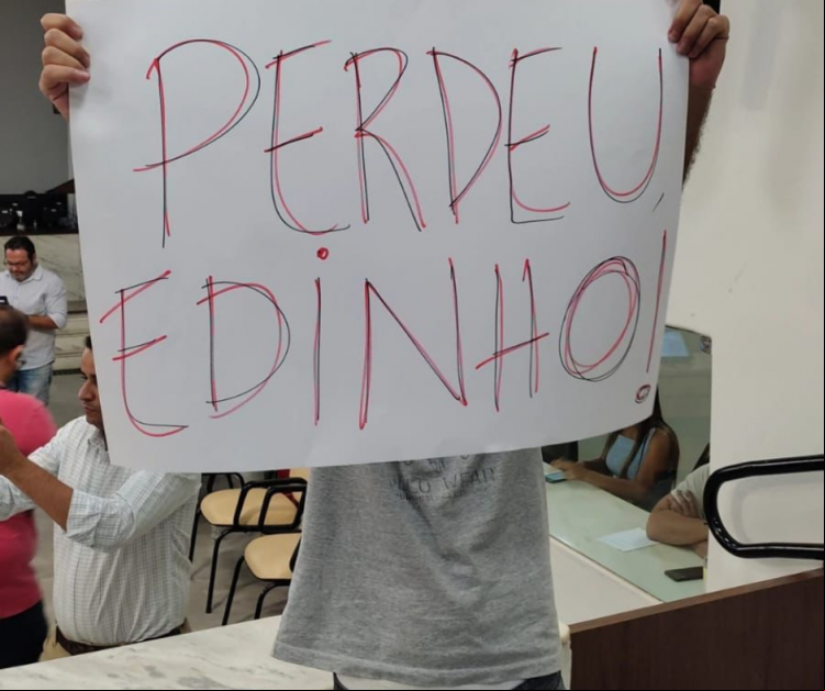 Grupos contrários ao aumento e munícipes participaram da sessão com faixas, cartazes e  manifestações orais.