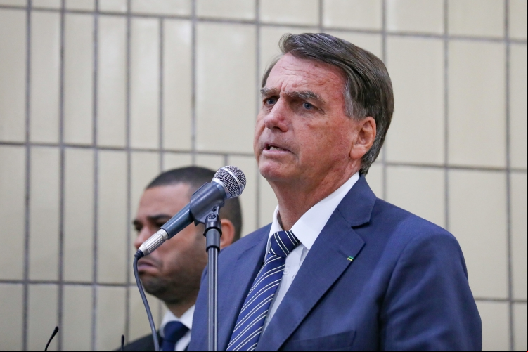 O senador Flávio Bolsonaro (PL-RJ) anunciou nesta terça-feira (7) em suas redes sociais que seu pai, o ex-presidente Jair Bolsonaro (PL), voltaria ao Brasil no dia 15 deste mês. Depois de 14 minutos, recuou