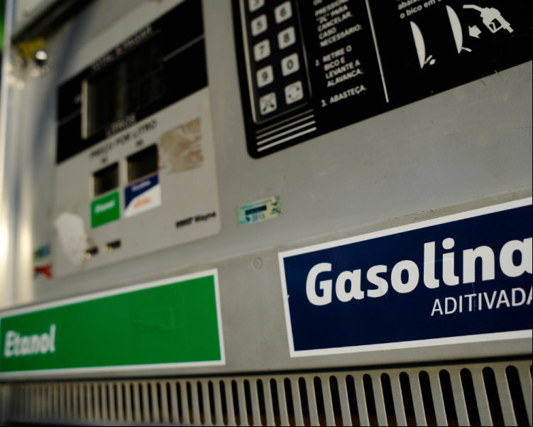 O preço médio da gasolina voltou a subir nos postos brasileiros após três semanas consecutivas de queda