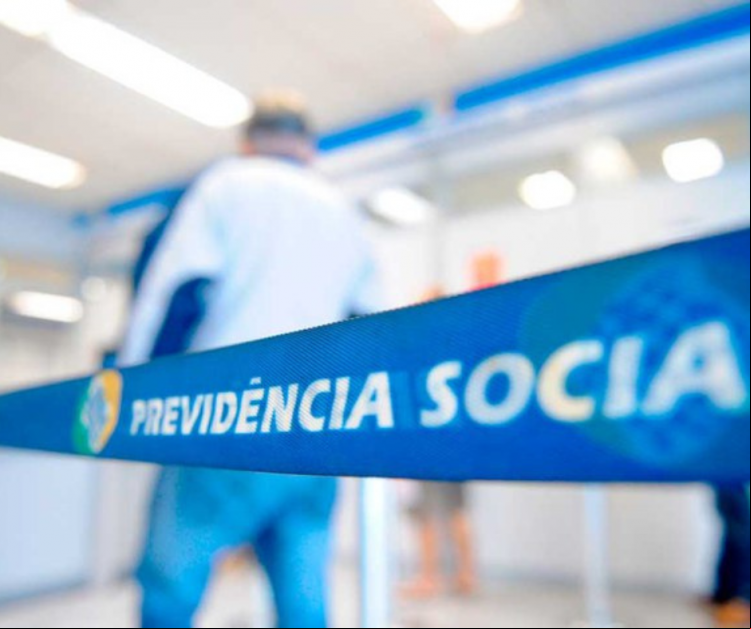 A consulta pode ser feita no aplicativo ou site Meu INSS com F e senha.