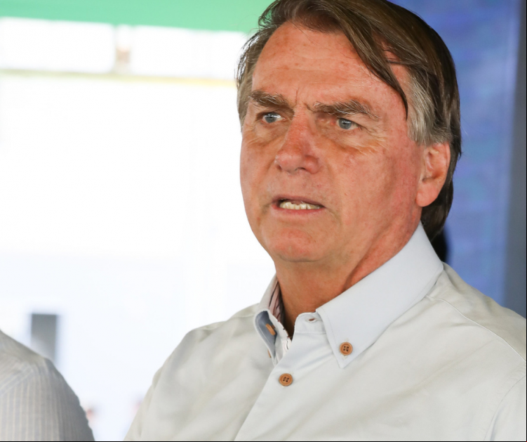 Bolsonaro já realizou quatro cirurgias em decorrência da facada que levou durante a eleição presidencial em 2018.