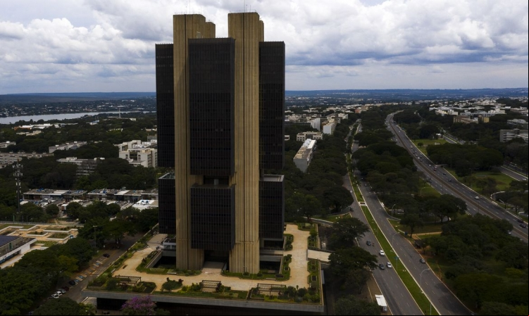  A taxa média de juros cobrada pelos bancos no rotativo do cartão de crédito atingiu em março 430,5% ao ano -o maior patamar em seis anos-, segundo dados do Banco Central divulgados nesta quarta-feira (26)